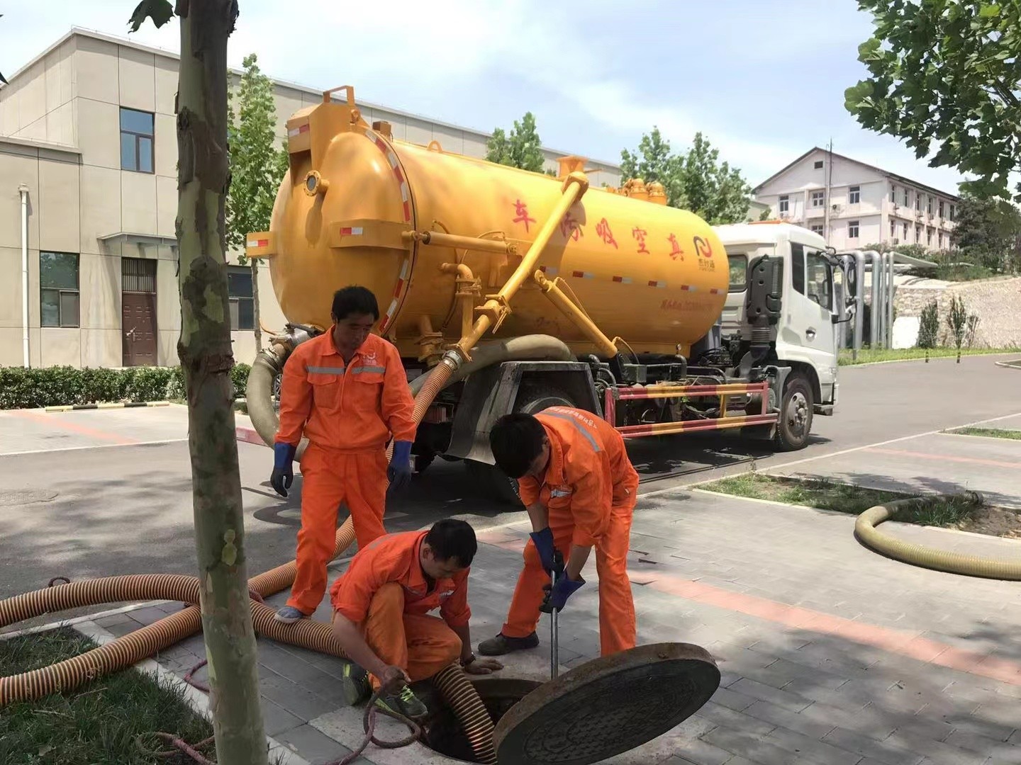 新城管道疏通车停在窨井附近